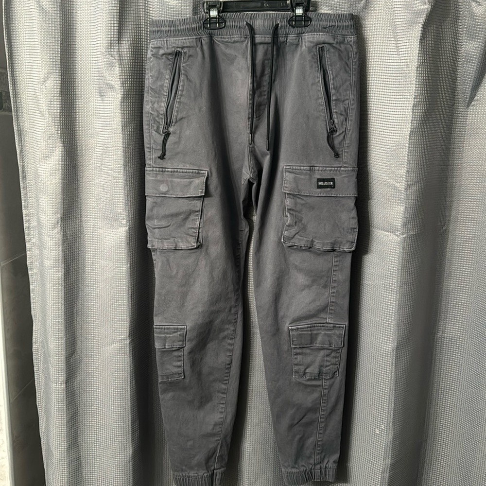 Hollister men’s gray cargo pants, size small